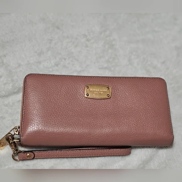 Michael Kors Leather Handbag and Wallet Set. Muave color with crossbody strap - Picture 2 of 10